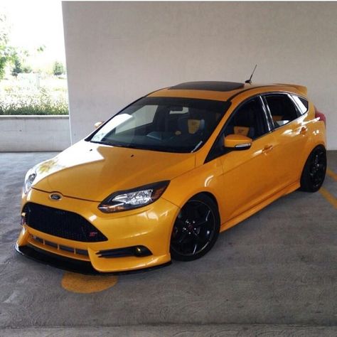 Yellow Ford Focus ST 3 from USA with black rims Ford Focus St Mk3, Ford St, Ford Focus Sedan, Hot Hatchback, Ford Motorsport, Ford Rs, Hatchback Cars, Ford Fiesta St, Ford Focus Rs