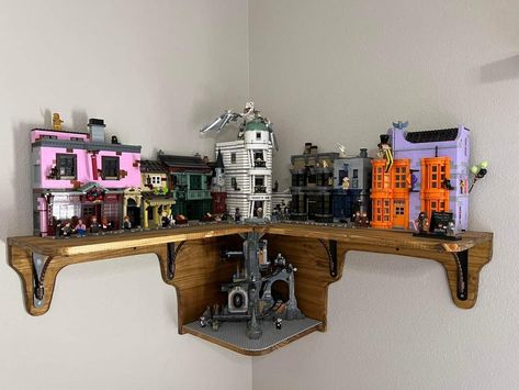 Lego Display Shelf, Hogwarts Bedroom, Lego Harry Potter Moc, Lego Shelves, Harry Potter Chess, Gaming Bedroom Ideas, Lego Display Ideas, Harry Potter Train, Lego Room Decor