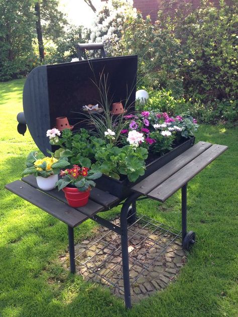 Wheelbarrow Garden, Recycled Garden, Luxury Garden, Garden Containers, Garden Yard Ideas, Flower Box, Garden Art Diy, Easy Garden, Raised Beds