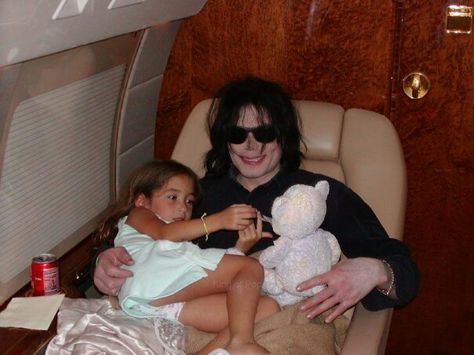 I think it's MJ and Paris on a plane Michael Jackson Images, Michael Jackson Funny, Chris Tucker, Michael Jackson Wallpaper, Michael Jackson Rare, American Bandstand, Photos Of Michael Jackson, Michael Jackson Smile, Michael Jackson Pics