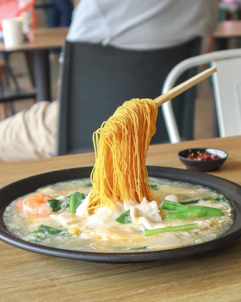 Flying Dragon Noodles takes your typical Chinese crispy noodles to another level. Flying Noodles, Dry Noodles Chinese, Pan Fried Noodles Chinese, Chinese Crunchy Noodles, Chinese Noodle Restaurant, Food Court Chinese Noodles, Dragon Noodles, Egg Gravy, Noodle Float