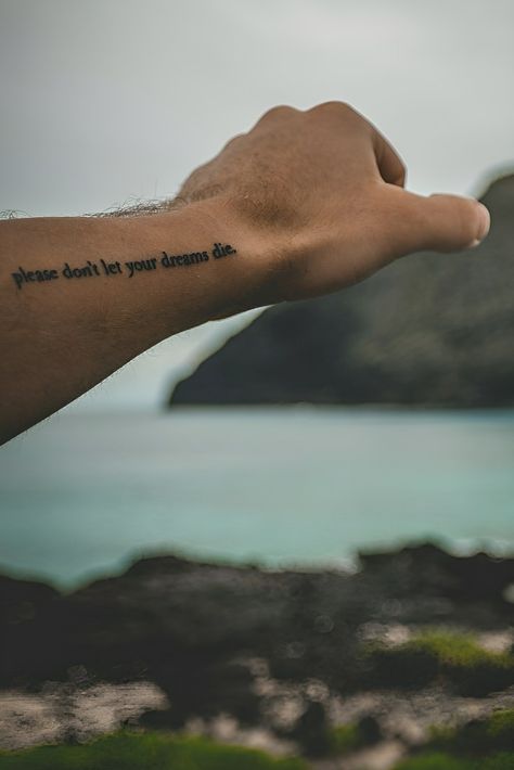 Arm tattoo idea. Don't let your dream die Dreams Tattoo, Positive Quotes For Life Encouragement, Good Tattoo Quotes, Video Motivation, Motivational Pictures, Close Up Photography, Short Inspirational Quotes, Human Hand, Sport Photography