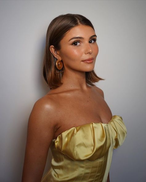 Curled Hairstyles For Medium Hair, Rich Brown Hair, Dewy Makeup Look, Olivia Jade, Light Curls, Guest Hair, Short Brown Hair, Wedding Guest Hairstyles, Bridal Makeup Looks