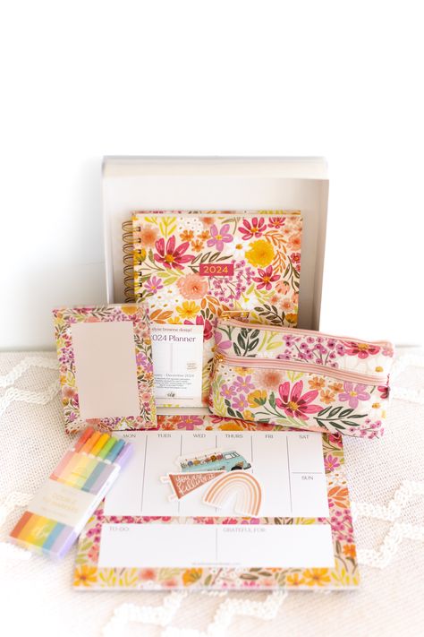 Stationary Gifts Ideas, Stationary Gift Set, Stationary Gift Box Ideas, Stationery Ideas Products, Stationery Gift Box Ideas, Stationery Packaging Ideas, Planner Gift Ideas, Fun Stationary, Diy Stationery Set