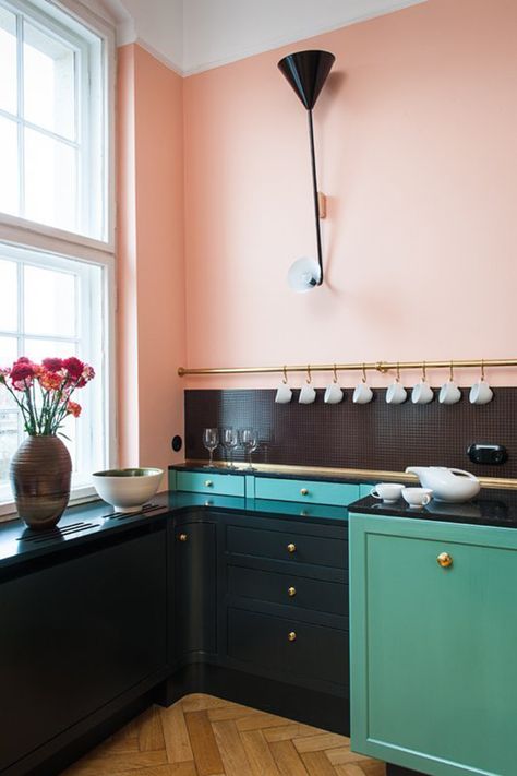 Image source: Gisbert Poeppler Redo Kitchen Cabinets, Beautiful Kitchen Cabinets, Kabinet Dapur, Best Kitchen Cabinets, Classic Kitchen, Pink Home Decor, Pink Kitchen, Decoration Inspiration, Green Kitchen