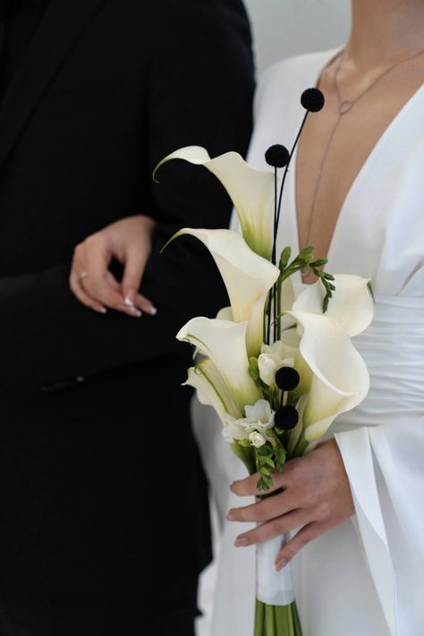 Honeysuckle Wedding Flowers, Cala Lily And White Roses Bouquet, Cascading Calla Lily Bouquet, Wedding Bouquet Idea, Lily Bridal Bouquet White, Classy Elegant Wedding Bridal Bouquets, Calalilly Bouquet Modern, Unique Flower Bouquet Wedding, Neutral Bridal Bouquet With Greenery