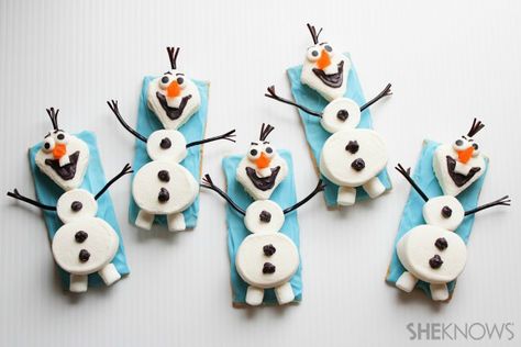 Olaf the Snowman Snacks - easy and fun to make. Also check out my shop for cute party favors www.partiesandfun.etsy.com Olaf Treats, Snowman Snacks, Olaf Marshmallow, Olaf Party, Christmas Food Crafts, Activity Planner, Olaf Birthday, Snowman Treats, Disney Frozen Party