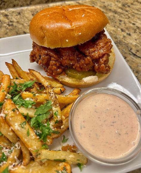 Spicy honey fried chicken sandwich — Keyan's Kitchen Fried Chicken Plate, Chicken Sandwich Aesthetic, Fried Chicken Aesthetic, Honey Fried Chicken Recipe, Fried Chicken Sandwich Recipe, Honey Fried Chicken, Chicken Sandwich Recipes, Fried Chicken Sandwich, Spicy Honey