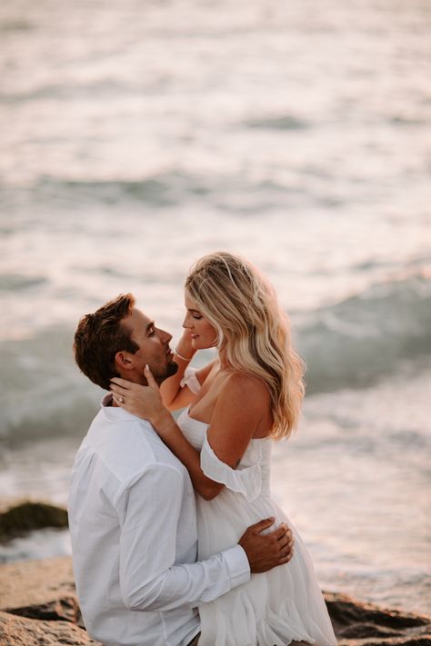 Proposal Poses, Wedding Pictures Beach, Pre Wedding Praia, Engagement Photo Shoot Beach, Winter Engagement Photos Outfits, Engagement Pictures Beach, Engagement Shoots Poses, Couples Beach Photography, Hawaii Engagement