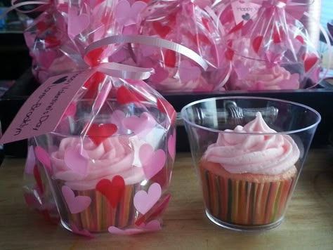 Cupcakes To Go Packaging, Cupcake Package Ideas, Cake In A Cup Packaging Ideas, How To Pack Cupcakes For Gift, Individual Cupcakes Packaging Ideas, Cupcakes In Plastic Cups, Cupcake Holders Diy, Cupcake Candle Packaging, Bake Sale Treats