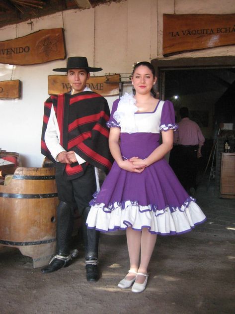 Trajes típicos de Chile: para hombre, para mujer y más Costumes Around The World, Folk Dress, National Dress, Diy Deck, Folk Dresses, Traditional Dress, Costume Dress, Ethnic Fashion, Deck Of Cards