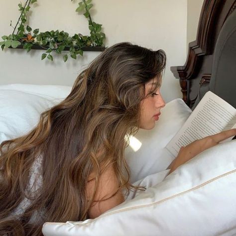 Elain Archeron Aesthetic, Belle Aesthetic, Laying In Bed, Soft Girl Aesthetic, Long Brown Hair, Princess Aesthetic, Shooting Photo, Light Brown Hair, Aesthetic Girl