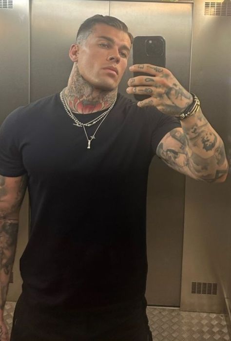 Big Tattooed Men, White Man With Tattoos, Handsome Masculine Men, Guy With Tattoos, Big Muscular Men, Suits And Tattoos, Men With Tattoos, Stephen James Model, Tattooed Men