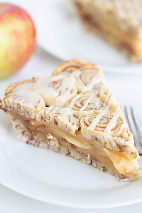 Cinnamon Roll Apple Pie - This Cinnamon Roll Apple Pie Recipe is easy to make from scratch with a homemade cinnamon roll pie crust and a sweet homemade apple pie filling. If you want to step your apple pie game up this year, you have to give this cinnamon roll apple pie a try! #fallbaking #applepie #desserts #cookiedoughandovenmitt Cinnamon Roll Apple Pie Recipe, Cinnamon Roll Pie Crust, Strawberry Rhubarb Cheesecake, Cinnamon Roll Pie, Amazing Pies, Cinnamon Roll Crust, Rhubarb Cheesecake, Food Polls, Desserts Pie