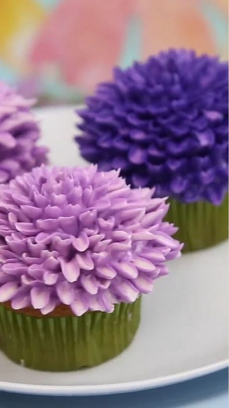 Dahlia Cupcakes - the embodiment of spring!💜💜💜 You can make these delicate cupcakes at home by filling a piping bag with your favorite color and flavor of frosting. After swirling a dab of frosting in the center of the cupcake, use Wilton Tip #81 in short upward bursts to create the petals. Continue adding petals until the entire surface is covered. These would be perfect for a bridal or baby shower, tea party or garden party. #sugarhero #dahliacupcakes #flowercupcakes #bridalshower #babysh Dahlia Cookies, Dahlia Cupcakes, Baby Shower Tea Party, Cupcake Piping, Wilton Tips, Spring Cupcakes, Burgundy Dahlia, Frosting Tips, Bakery Ideas