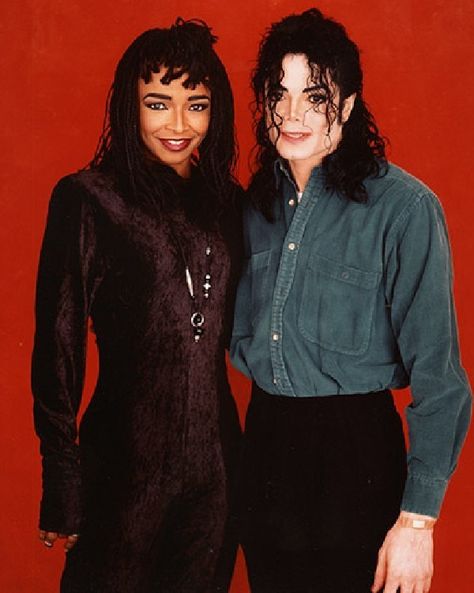 MJ and singer Siedah Garrett backstage during the 1993 Dangerous World Tour Siedah Garrett, Mj Dangerous, Michael Jackson Images, Michael Jackson Dangerous, Michael Jackson Smile, Quincy Jones, Joseph Jackson, King Of Pop, Michael Jackson Pics