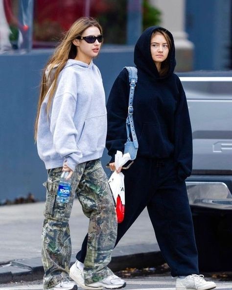 women cargo pants, street style, hoodie outfit women, casual outfit women, baddie outfit, army cargo pants outfit, new york style, nyc outfit, nyc streetstyle Leni Klum Outfits, Camo Pants Women, Streetwear Trousers, Leni Klum, Cargo Pants Streetwear, Cargo Outfit, Camouflage Cargo Pants, Pants Streetwear, 여름 스타일