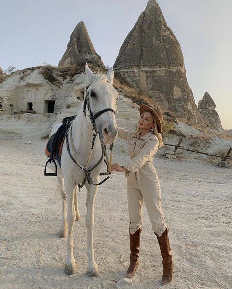 Cappadocia Winter Outfit, Capadocia Turkey Outfit, Capadocia Photo Ideas, Capadocia Outfit, Cappadocia Turkey Outfit, Cappadocia Outfit, Egypt Outfits, Desert Outfit, Horse Photography Poses