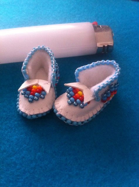 Mini Mocassin Earrings by Aniita Moccasin Earring Pattern, How To Make Moccasins Step By Step, Mini Moccasins Pattern, Beaded Moccasins Native American, Moccasin Earrings, Moccasin Patterns, Baby Moccasin Pattern, Native American Moccasins, Moccasin Pattern