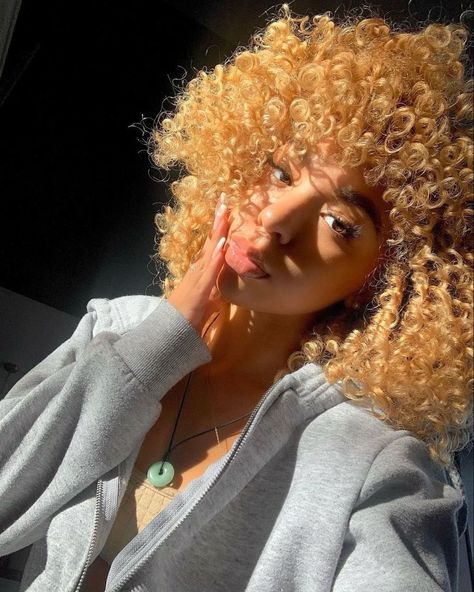 Blonde Afro, Dyed Curly Hair, Dyed Blonde Hair, Blonde Curly Hair, Cute Curly Hairstyles, Blonde Curls, Dyed Hair Inspiration, Dyed Natural Hair, Pelo Afro