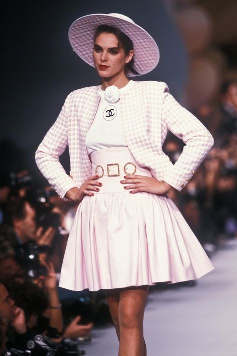 Channel Models, 1988 Fashion, Chanel Runway, Classic Chanel, 90s Runway Fashion, Runway Fashion Couture, Vintage Runway, Runway Outfits, Chanel Haute Couture