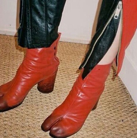 Martin Margiela red worn Tabi boots with two tone leather trousers.  sources unknown Diy Your Clothes, Vinyl Fashion, Tabi Boots, Leather Trend, Tabi Shoes, Margiela Tabi, Red Boots, Fit Ideas, Martin Margiela