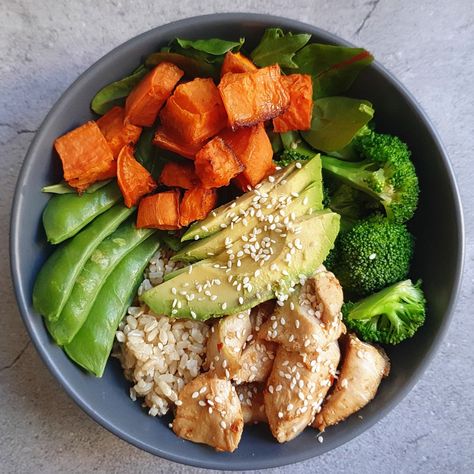 Looks delish!! Healthy Mummy Cassandra made the Protein Packed Chicken and Avocado Macro Bowl! 🥑😋  Cassandra: "When your lunch is a solid 10 outta 10!!"  Check out this tasty recipe here: Eat Nutritious Food, Bowl Prep Meals, Wellness Bowls, Macro Bowl Recipe, Nutrition Bowl, Wellness Bowl, Nutritious Dinner Recipes, Nurse Lunch, Healthy Nutritious Meals