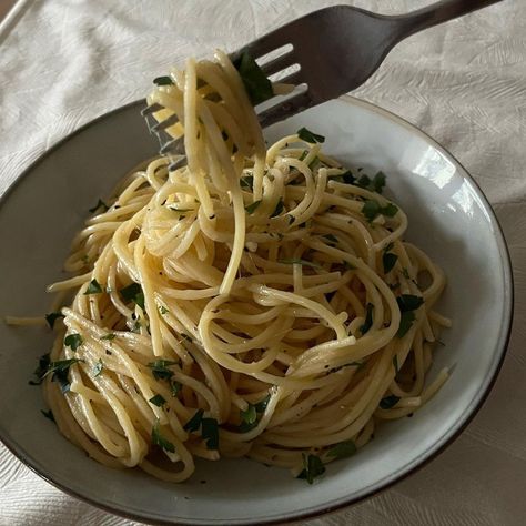 Plain Pasta Aesthetic, Butter Pasta Aesthetic, Spaghetti Aesthetic, Aesthetic Pasta, Pasta Aesthetic, Cake Decorating Party, Olive Oil Pasta, Green Cafe, 2024 Moodboard