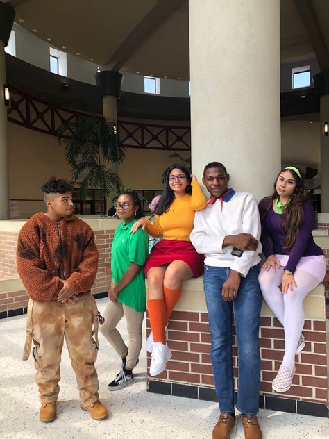 Scooby Doo Villains Costumes, Scooby Doo Fantasia, Scooby Doo Cosplay, Scooby Doo Halloween Costumes, Group Costume Ideas, Scooby Doo Costumes, Hippie Boy, Scooby Doo Halloween, Halloween 23