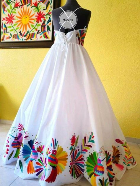 Fabric Painting On Chaniya Choli, Fabric Painting Chaniya Choli, Otomi Embroidery, Saree Painting Designs, Kutch Work Designs, Fabric Paint Diy, Painted Clothes Diy, Navratri Dress, Saree Painting