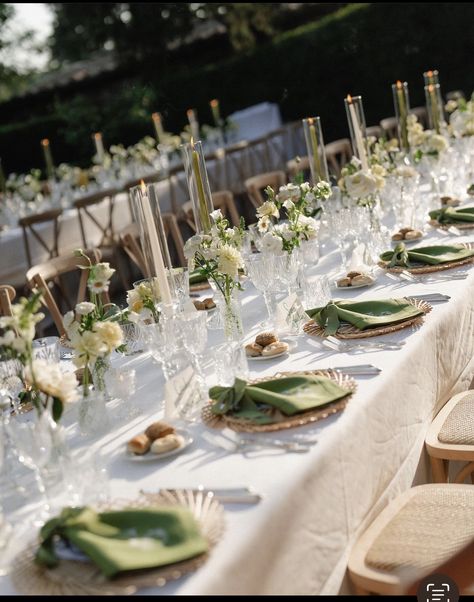 Menorca Wedding, Wedding Dinner Table Setting, Bud Vases Wedding, Outdoor Wedding Tables, Wedding Reception Tablescapes, Mallorca Wedding, Long Table Wedding, Blue White Weddings, Wedding Table Setting