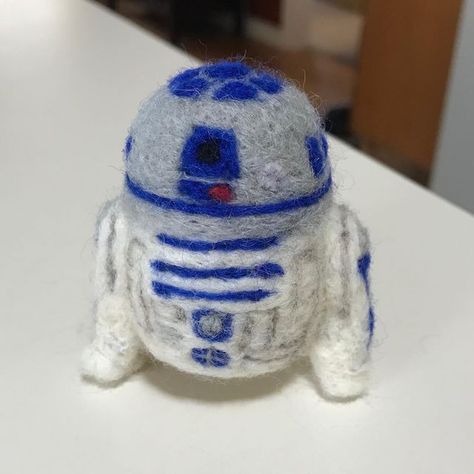 Three States Fiber Art on Instagram: "I’ve been slow to felt these days but I’m not about putting pressure on myself during a pandemic. Just taking it day by day. #needlefelting #needlefelted #needlefelt #needlefeltart #starwars #r2d2" Doll Sculpture, Star Wars Character, 3d Figures, Felting Wool, R2 D2, Needle Felting Projects, Wool Art, Artist Doll, Star Wars Characters