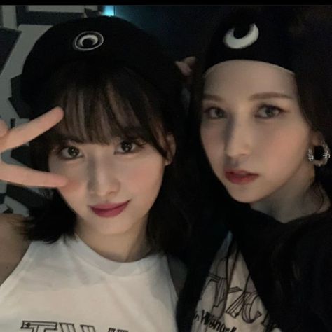 mimo momo mina twice selca icon pfp #kpop Mina Icon, Momo Mina, Fotografi Digital, Twice Momo, Kpop Couples, Hirai Momo, Extended Play, Kpop Girl Groups, One In A Million