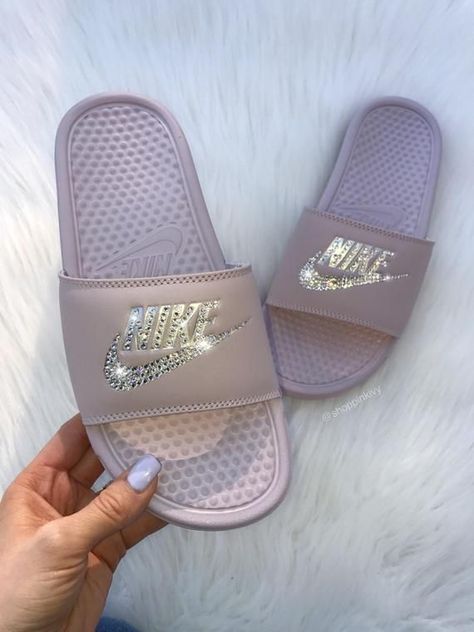 a vendre Pink Nike Slides, Nike Slide Sandals, Nike Benassi Slides, Swarovski Nike, Nike Slippers, Nike Sandals, Nike Benassi, Dr Shoes, Nike Slides