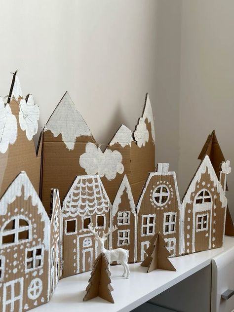 winter town made of cardboard Christmas House Cardboard Diy, Craft Paper Gingerbread House, Christmas Town Decorations Diy, Gingerbread Cardboard House Ideas, Cardboard Christmas Window Display, Christmas Decorations Diy Cardboard, Christmas Village Diy Cardboard, Cardboard Gingerbread House Window Display, Gingerbread House Decorations Cardboard