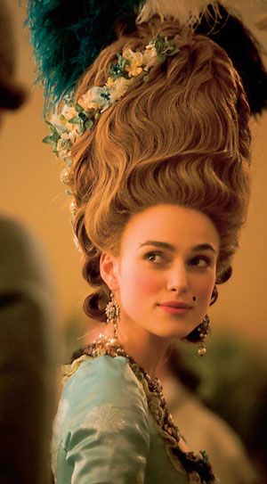 Keira Knightley as the Duchess of Devonshire 1700 Aesthetic, 18th Century Hair, Buns Braids, The Duchess Of Devonshire, 18th Century Gown, Venice Carnival Costumes, Keira Knightly, Rococo Fashion, Period Pieces