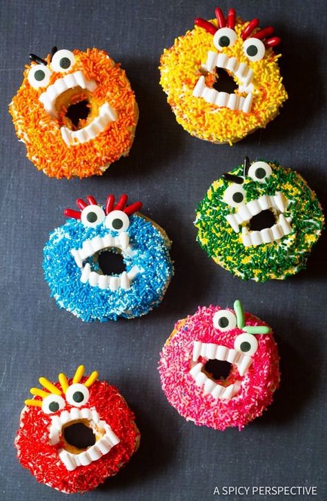 Festive Halloween Monster Donuts | ASpicyPerspective.com Monster Themed Food, Monster Snacks, Scary Halloween Food, Monster Treats, Halloween Donuts, Dog Bread, Easy Halloween Food, Edible Crafts, Halloween 2016