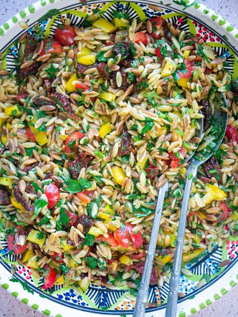 Kritharaki Salat - köstlicher Nudelsalat mediterran - Shibas Kitchen Cold Orzo Salad, Orzo Salad With Chicken, Orzo Salad Dressing, Orzo Salad Recipes Cold, Easy Orzo Salad, Chicken Orzo Salad, Easy Orzo, Orzo Salat, Orzo Salad Recipes