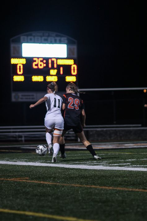 Soccer Commitment Pictures, Football Photography Action, Sports Film Photography, Soccer Photography Action, Soccer Action Shots, Sports Photography Action, Journalism Ideas, Sports Action Photography, Soccer Poses