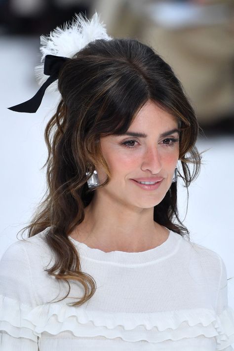 White Feathers And Black Bows: The Hair At Chanel Was The Prettiest Yet- ellemag Hair In Bow Hairstyles, Chanel Bow, Black Bow In Hair Outfit, Chanel Bow Hair, Chanel Hair Scarf, Pearl Bow Hairstyle, Winter Make-up, Chanel Fur Headband, Change Hair Color