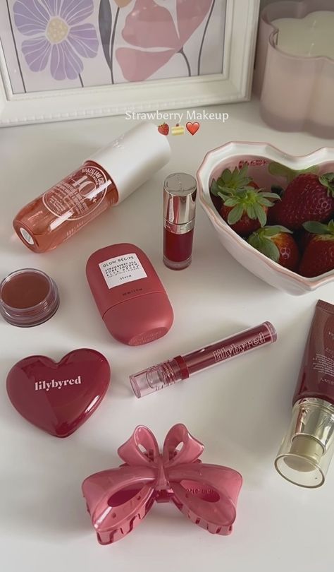 Strawberry Beauty Products, Strawberry Milk Makeup Look, Strawberry Makeup Look Aesthetic, Strawberry Makeup Products, Strawberry Girl Makeup, Strawberry Makeup Aesthetic, Strawberry Milk Makeup, Berry Makeup Look, Strawberry Makeup Look