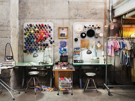 Fashion Designer Studio Workspaces Sewing Rooms, Art Studio Storage, Textile Studio, Design Studio Workspace, Sewing Station, Café Design, Sewing Room Storage, Fashion Designer Studio, Concrete Walls