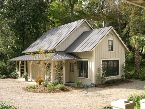 13 Best Metal Roof And Siding Color Combinations for a Stylish Exterior – La Urbana Morton Building Homes, Farmhouse Exterior Colors, Cottage House Exterior, Metal Roof Houses, Exterior House Siding, Metal Roof Colors, White Siding, Farmhouse Paint Colors, Exterior Modern