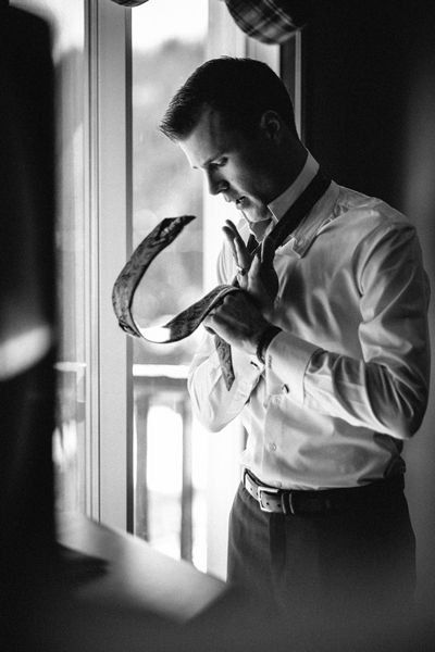 Groomsmen Poses, Wedding Photography List, Wedding Photo List, Wedding Fotos, Groom Photoshoot, Emotional Wedding, Wedding Planning Ideas, Bridal Guide, Groom Getting Ready