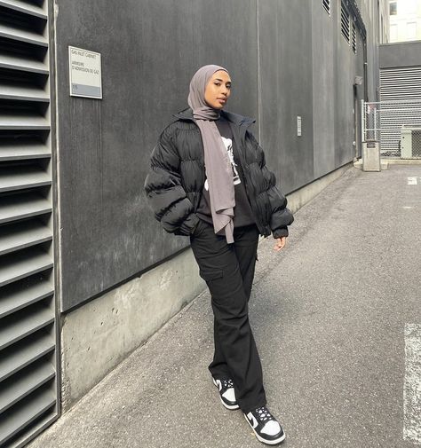 Tnf Nuptse Outfit, North Face Puffer Jacket Outfit, Aesthetic Hijabi Outfits, Aesthetic Muslim Outfits, Modest Streetwear, Puffer Jacket Outfit, Hijabi Fits, Stile Hijab, Street Hijab Fashion