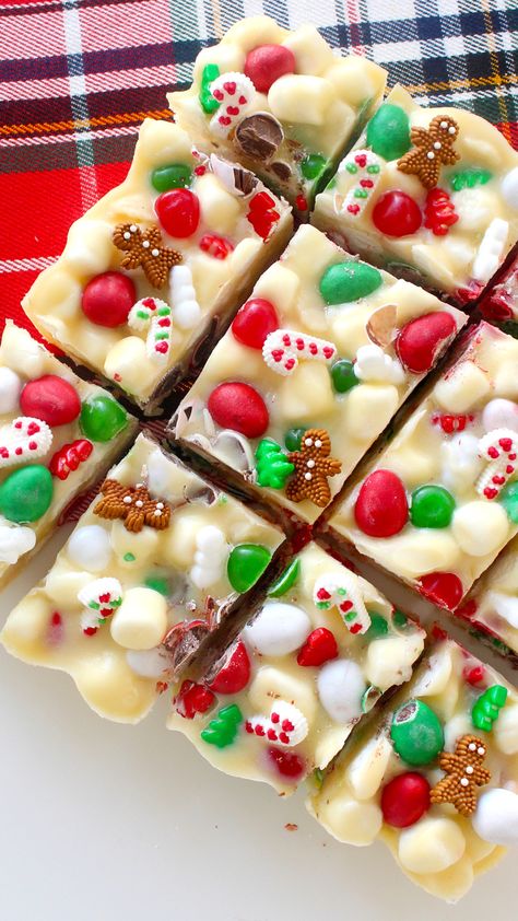 Packed with marshmallows, nuts and white chocolate, this might be the easiest and most addictive holiday treat ever. Christmas Rocky Road, Christmas Fare, Rocky Road Fudge, Rocky Road Recipe, Jul Diy, Christmas Foods, Christmas Candy Recipes, Christmas Cakes, Christmas Sweets