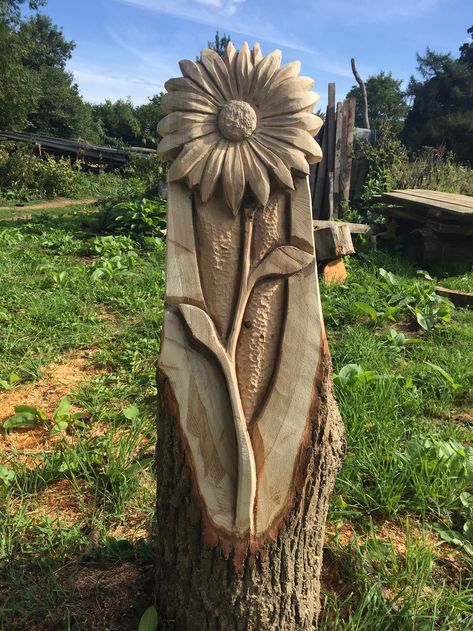 Garden Design Aesthetic, Carved Tree Stump, Fox Carving, Chainsaw Carving Patterns, Chainsaw Sculpture, Chainsaw Wood Carving, Log Planter, Carved Flowers, Simple Wood Carving