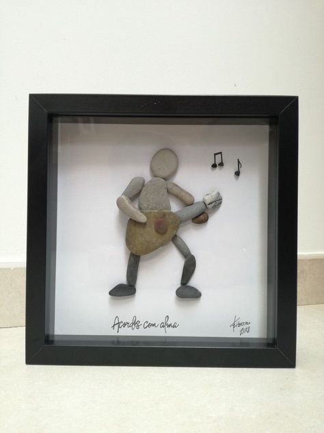 Guitar Pebble Art, Beach Rocks Crafts, Graber Blinds, Beach Rock Art, Stone Artwork, Stone Pictures Pebble Art, Sea Glass Art Projects, Art Guitar, Rock Family