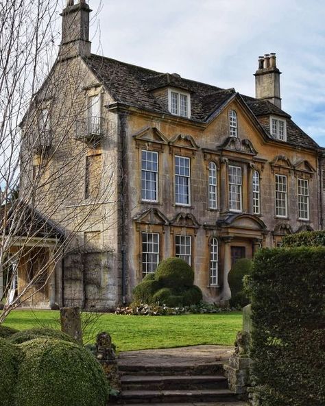 Old English Manor Exterior, Large Old House, Old England Houses, Manor Exterior, Old English House, Old English Manor, England Houses, Historical Houses, Victorian Manor