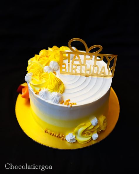 Simple Pineapple Cake Design, Pineapple Decorated Cake, Pineapple Cake Design Ideas, Yellow Cake Design Simple, Yellow Cake Designs Birthday, Rasmalai Cake Designs, Simple Pineapple Cake, August Birthday Cake, Yellow Cake Design